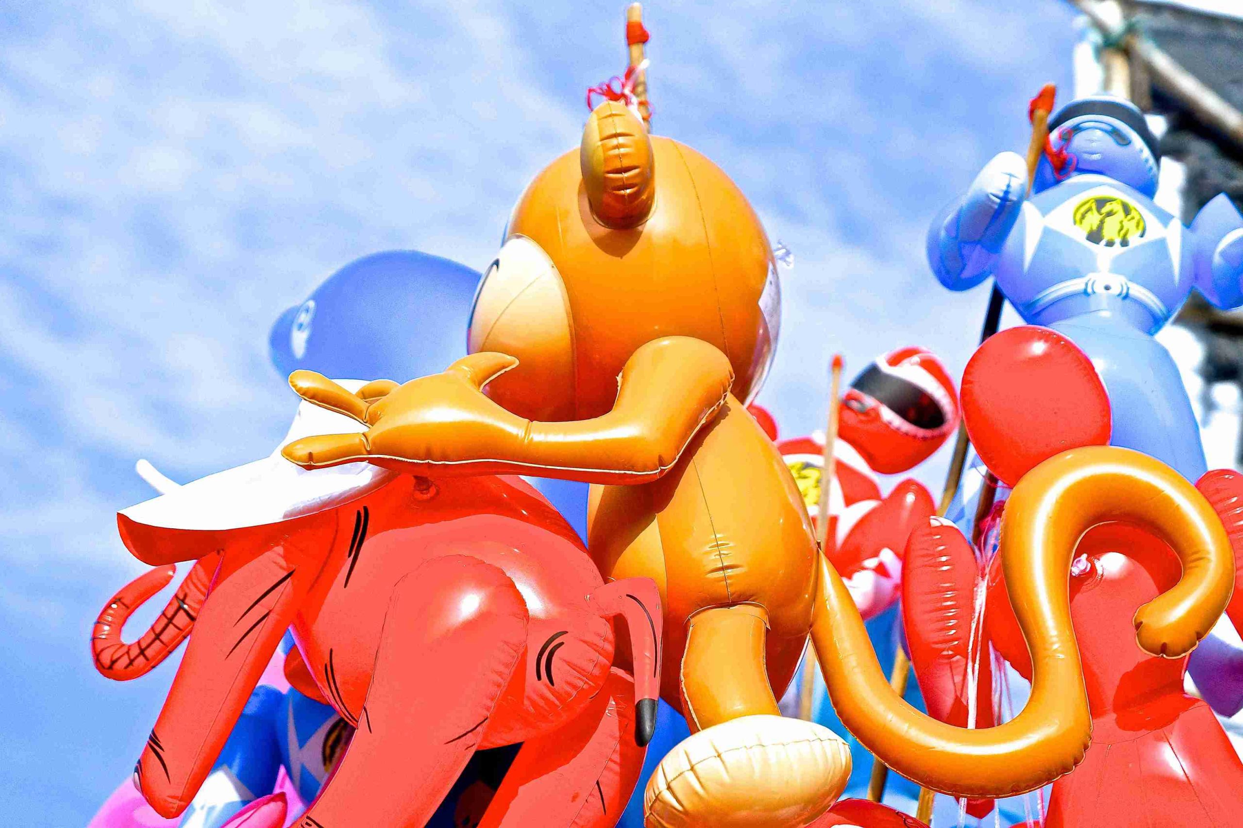 How Entrepreneurs Can Combine Convenience Dining with Inflatable Entertainment for Maximum Profit?