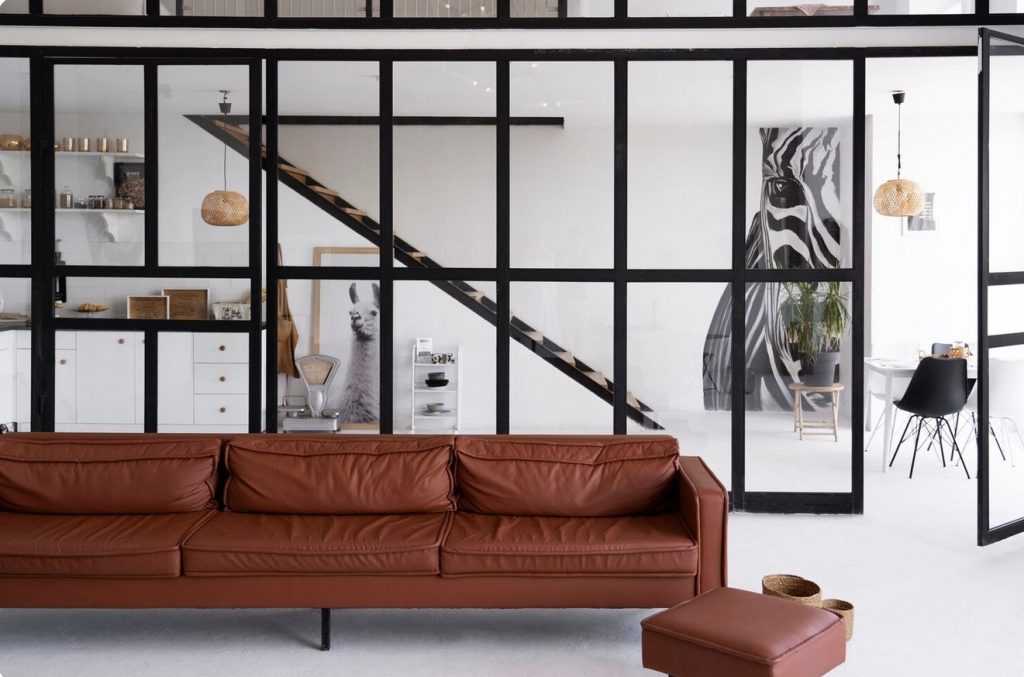 How Do Modern Interior Suppliers Combine Decorative Metal Dividers with Coordinated Soft Furnishings?