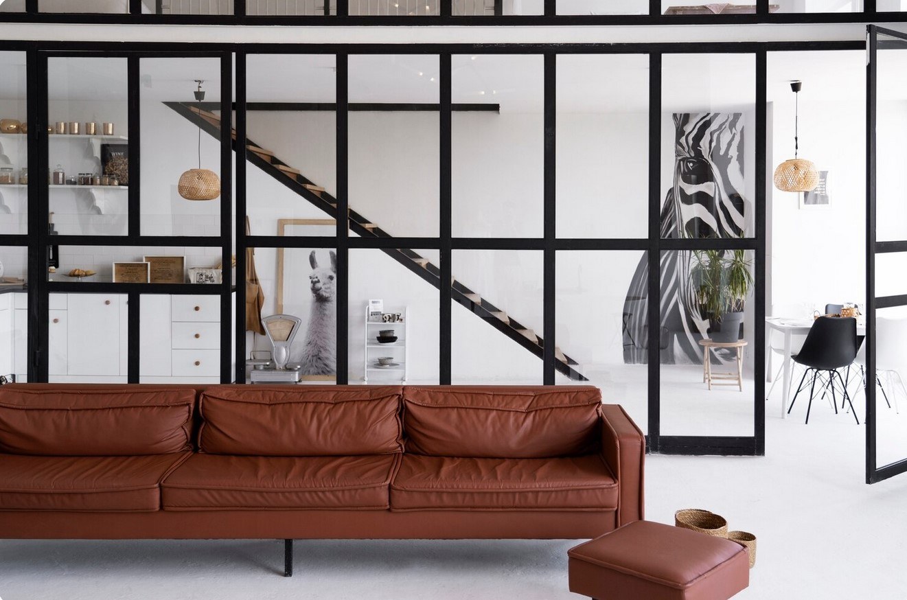 How Do Modern Interior Suppliers Combine Decorative Metal Dividers with Coordinated Soft Furnishings?