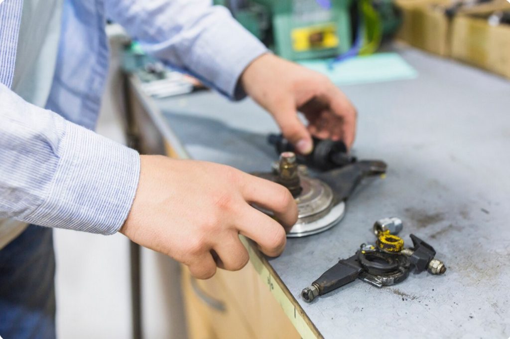 Automatic packing and sealing machine; Custom metal badges designer and manufacturer