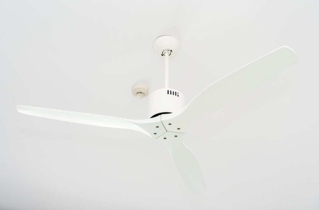 BLDC wall fan (Duoben Intelligent); snacks vending machine (Zhongxin Intelligent Equipment)