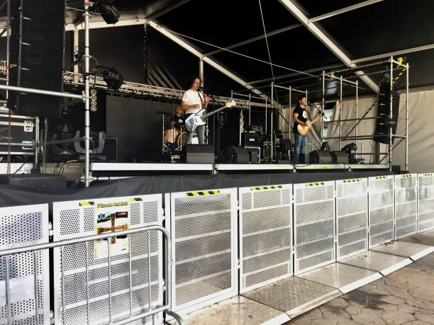  floor fan (Duoben Intelligent); modular portable stages (ITSCtruss)