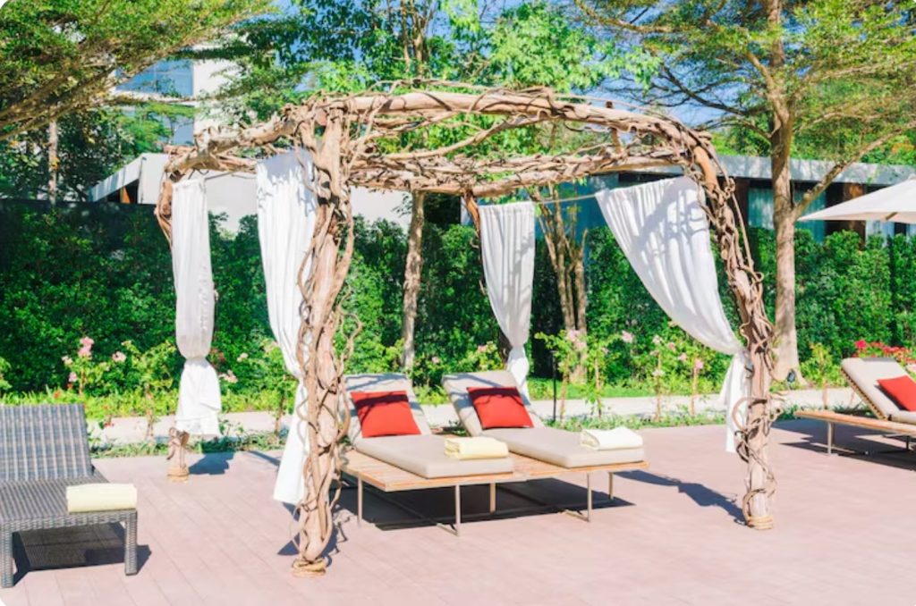 stage lighting stands (ITSCtruss); leisure garden pergola (Oweado Technology)