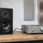 Passive bookshelf speaker and integrated amplifier connected on a clean audio test bench